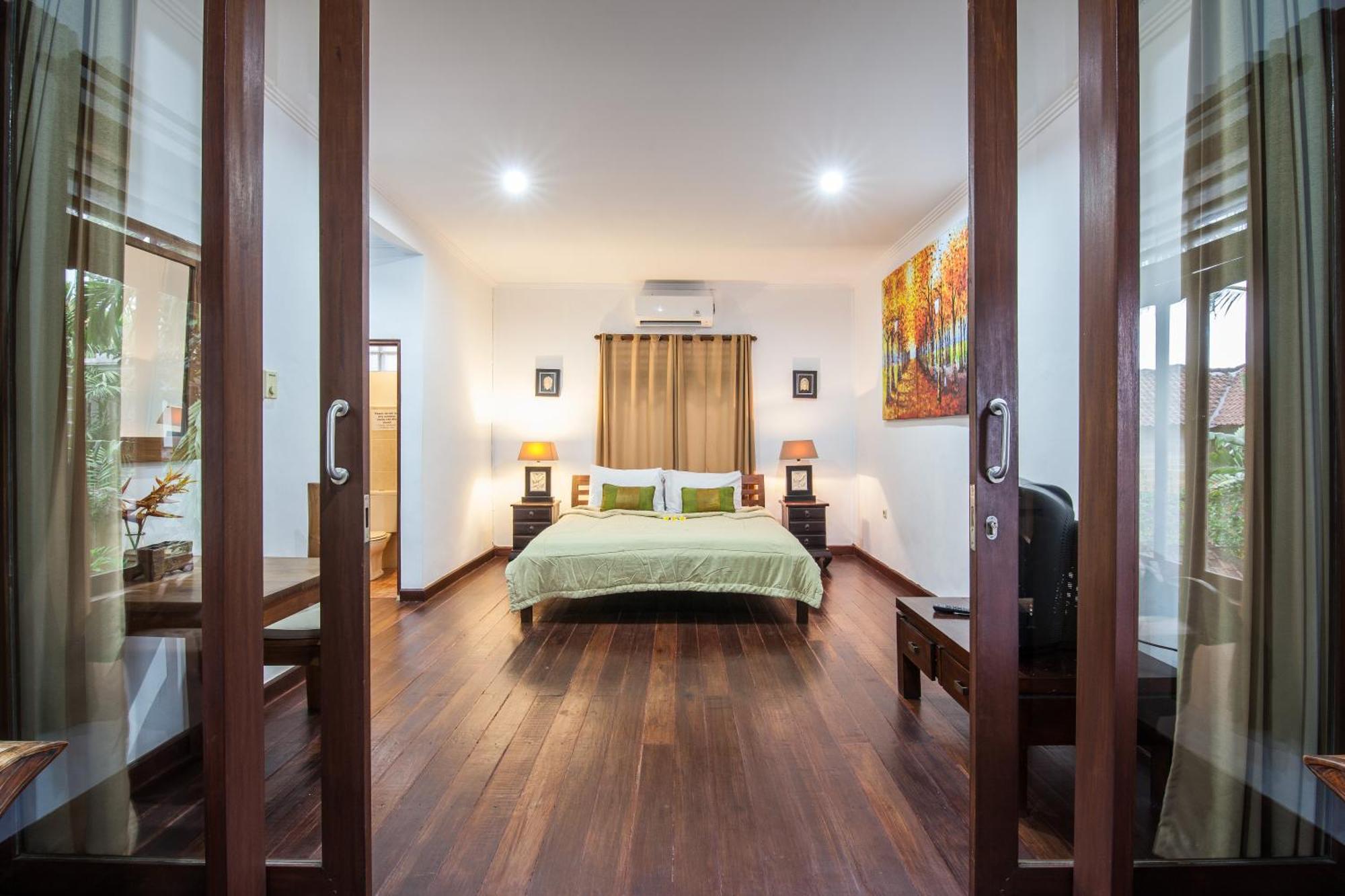 Villa 6-br Garden Legian 5-min Walk To And Shops Bali Seminyak (Bali)